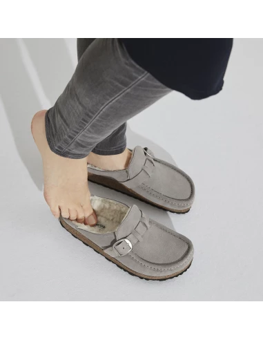 Birkenstock Sabots Fourrés Femme Buckley Suede Shearling Daim Gris 11 Birkenstock Sabots Fourrés Femme Buckley Suede Shearling Daim Gris – Image 9